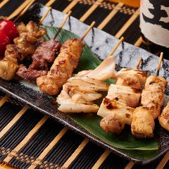 当店が提供する大人気の本格焼き鳥は食べ放題で。