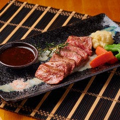 最高級の和牛ステーキは、極上の旨味と柔らかさが特徴です。