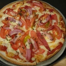 トマトとベーコンのピザ