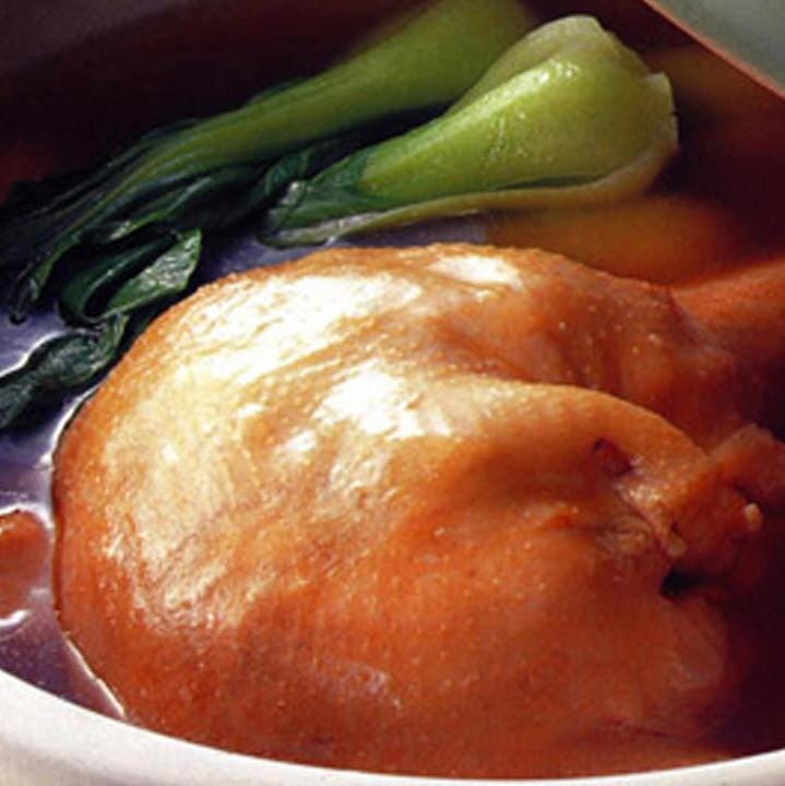 天厨菜館伝統の丸鶏の土鍋煮
