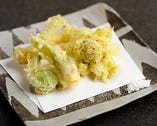 旬の野菜が並ぶ「山菜天ぷら」で四季の味を楽しみたい。