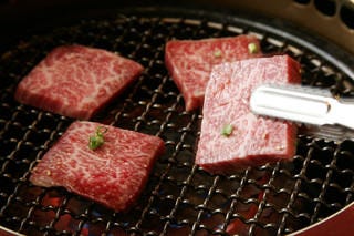 網の上で肉を焼いている様子