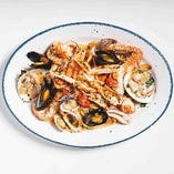 ナポリ風魚介とチェリートマトのペスカトーレ　イカ墨のスパゲッティ