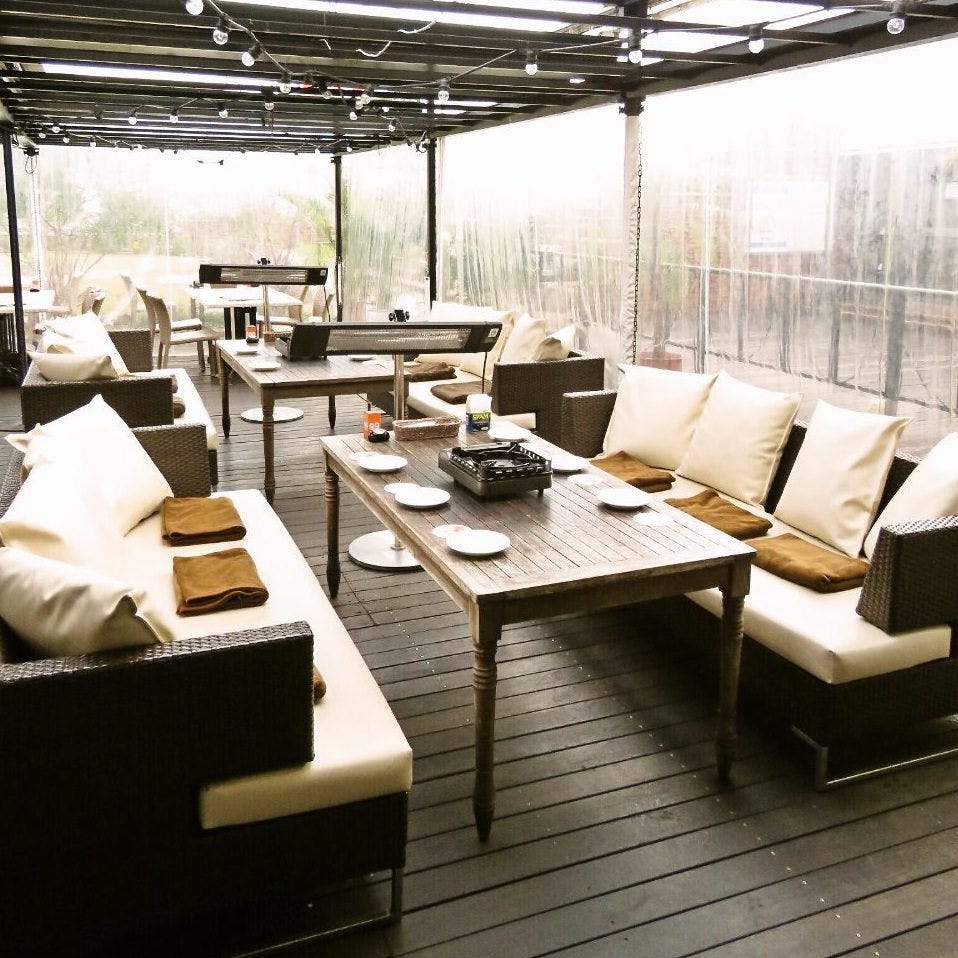 透明のカーテンがかかっているテラス席