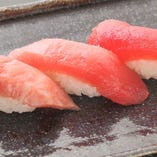 【新鮮魚介】
市場から直送で届く旬の魚を鮨や刺身で召し上がれ