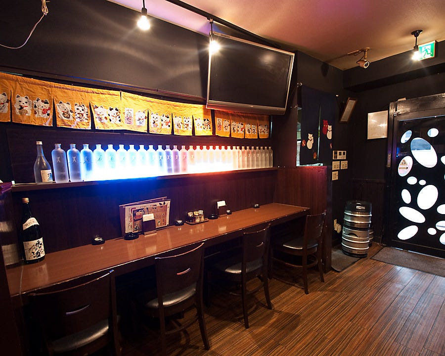 居酒屋風のカジュアルな店内、カウンター席あり