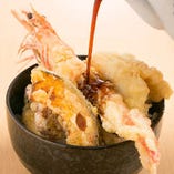 土鍋ご飯に天ぷらをのせて即席天丼に！特製甘ダレをかければ完成♪