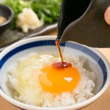 竜王町の徳井養鶏所の「こだわりしんちゃん玉子」をのせた卵かけご飯。自家製の出汁醤油をかけてどうぞ！