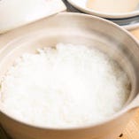 お米は、湖北の山側に近い田んぼで採れた滋賀県産「コシヒカリ」のみを使用。土鍋で炊きます。