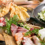 全国の漁港から、プロの目利きにかなったその時々の“ベスト”な鮮魚が届きます。刺身、天ぷら、炭火焼きなど様々な味わいをお楽しみください。