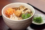 胡麻油で炒めた野菜と軟骨入りのつくねを、隠し味の効いた出汁で