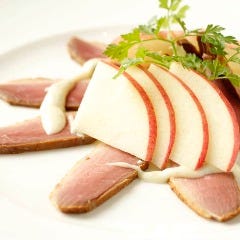一度マリネにしてからつくる鴨のスモーク フレッシュなリンゴで食感もプラス