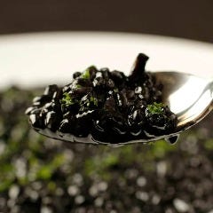 【深みのある黒さと旨み】手間暇を 惜しまないシェフのイカ墨のリゾット