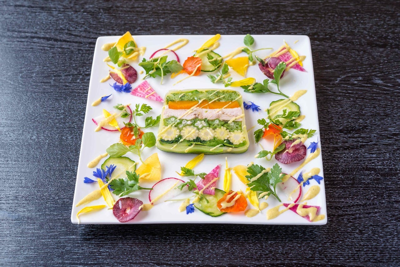 皿に盛りつけられた野菜のテリーヌ