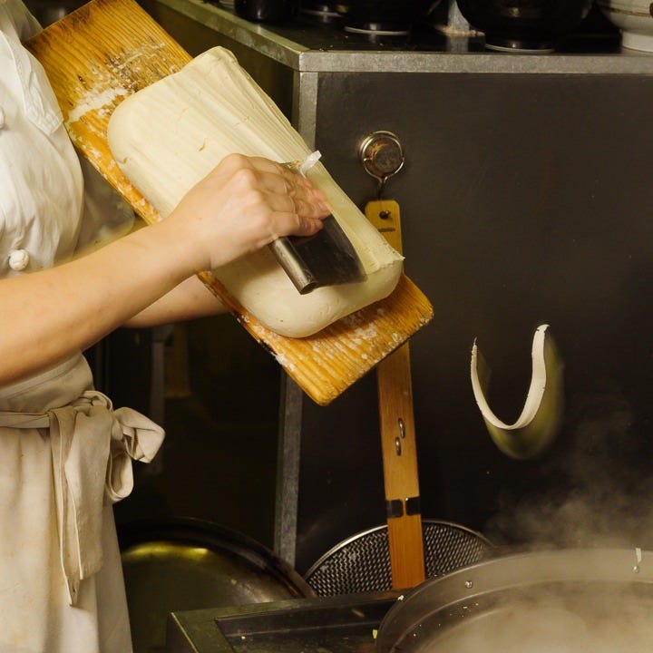〆は当店の料理人が職人技で削り出す刀削麺をご堪能ください！