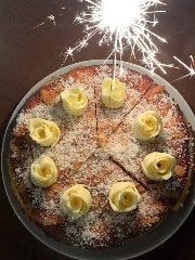 デコレーションチーズと花火のオプションは+300円です