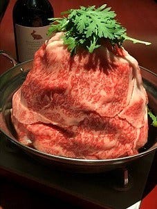 Sns映え間違えなし 年中人気のマウンテンワインすき焼きコース の詳細 E Jiru エジール 福井市 居酒屋 ぐるなび