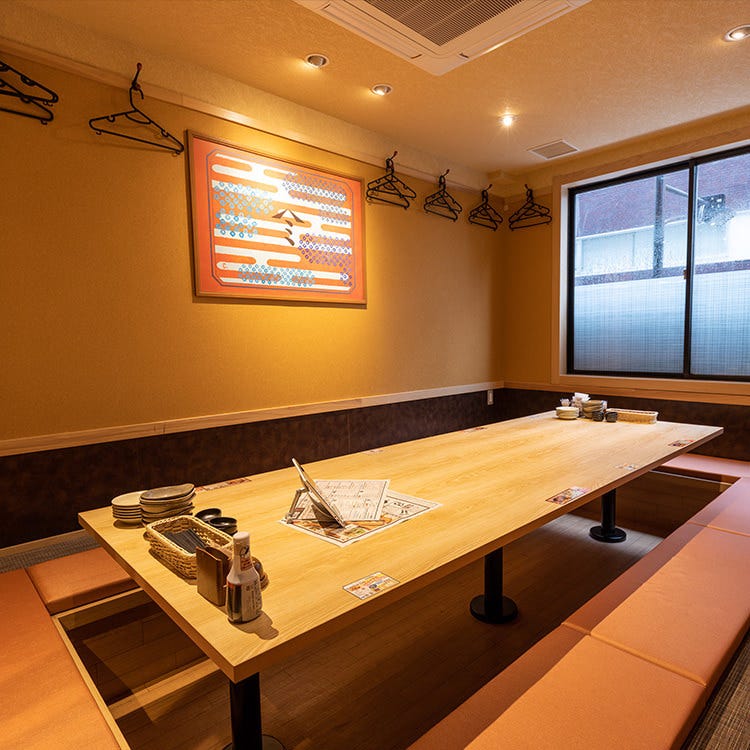 レトロモダンな雰囲気の居酒屋の内観