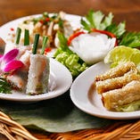 ベトナム料理の定番！生春巻きに蒸し春巻き、揚げ春巻きと、春巻き好きには堪らない盛り合わせ！色々な種類を、ちょっとずつ楽しみたいお客様向けの一品。