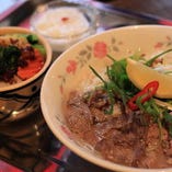 「ベトナム汁麺とベトナムごはんランチ」の人気メニュー！牛肉3種類盛りフォー♪秘蔵の海老と肉ダレと温野菜のっけごはん付です！