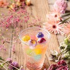 フルーツとお花をあしらった、シェアしたくなるドリンク