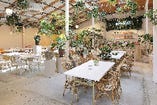 ≪開放感ある、お花に囲まれた店内空間≫　テーブル席（～70名様）