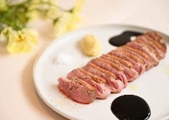 メインデッシュの『鴨のロースト』を始め、多彩な料理をご用意。