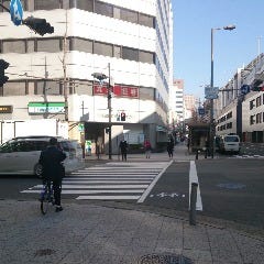 堺筋本町駅９番出口から左向きに進みます。