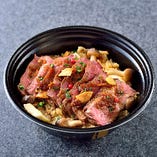 贅沢！牛ステーキピラフ丼