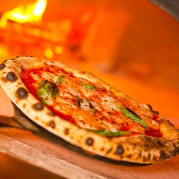 薪窯焼きピッツァの様子