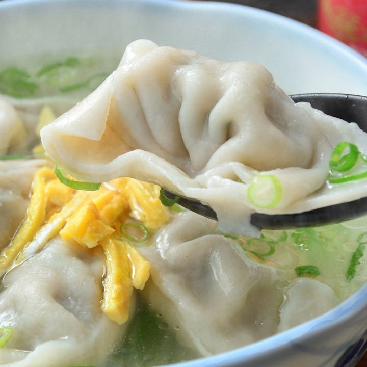 白い器にはいったワンタン