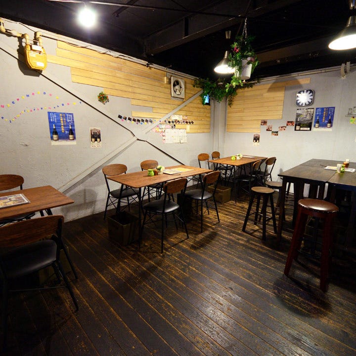 ウッドベースのカフェのような雰囲気の店内