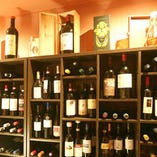店内に設けられたセラーには、豊富なワインがスタンバイ