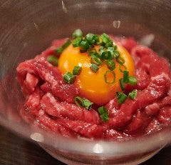 生ユッケは多くの方からご好評頂いている人気メニュー