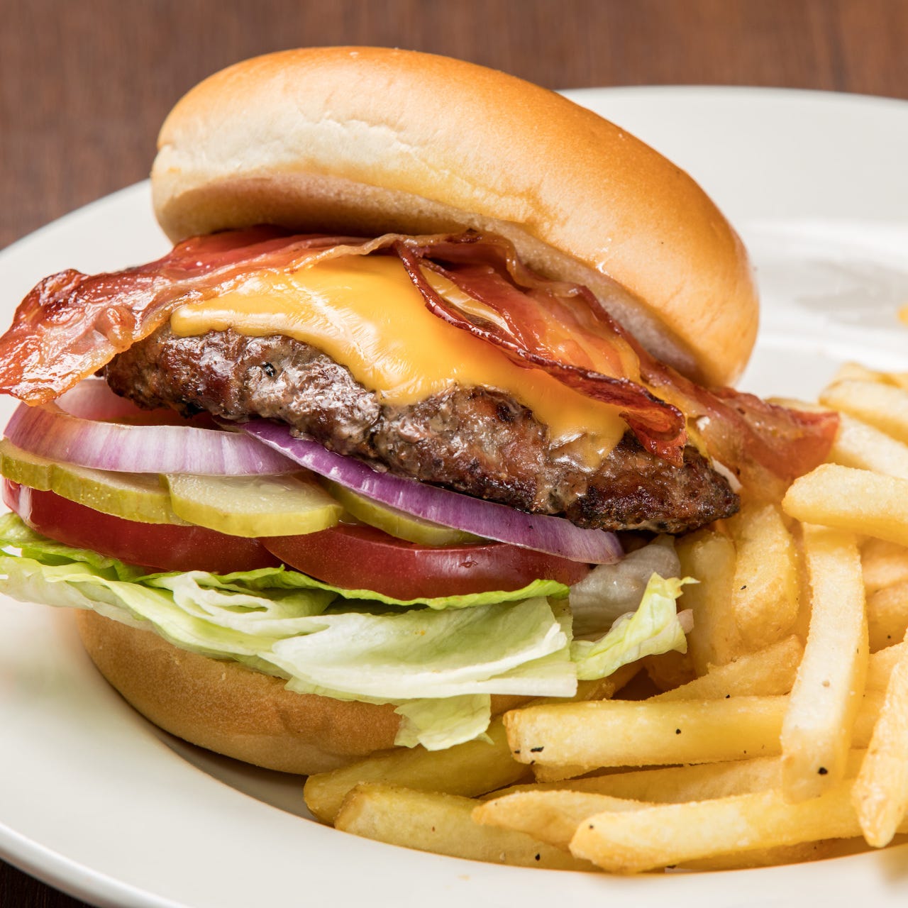 ｔｇｉフライデーズ 渋谷神南店 自慢の食材 100 ビーフ使用 ハンバーガー ぐるなび