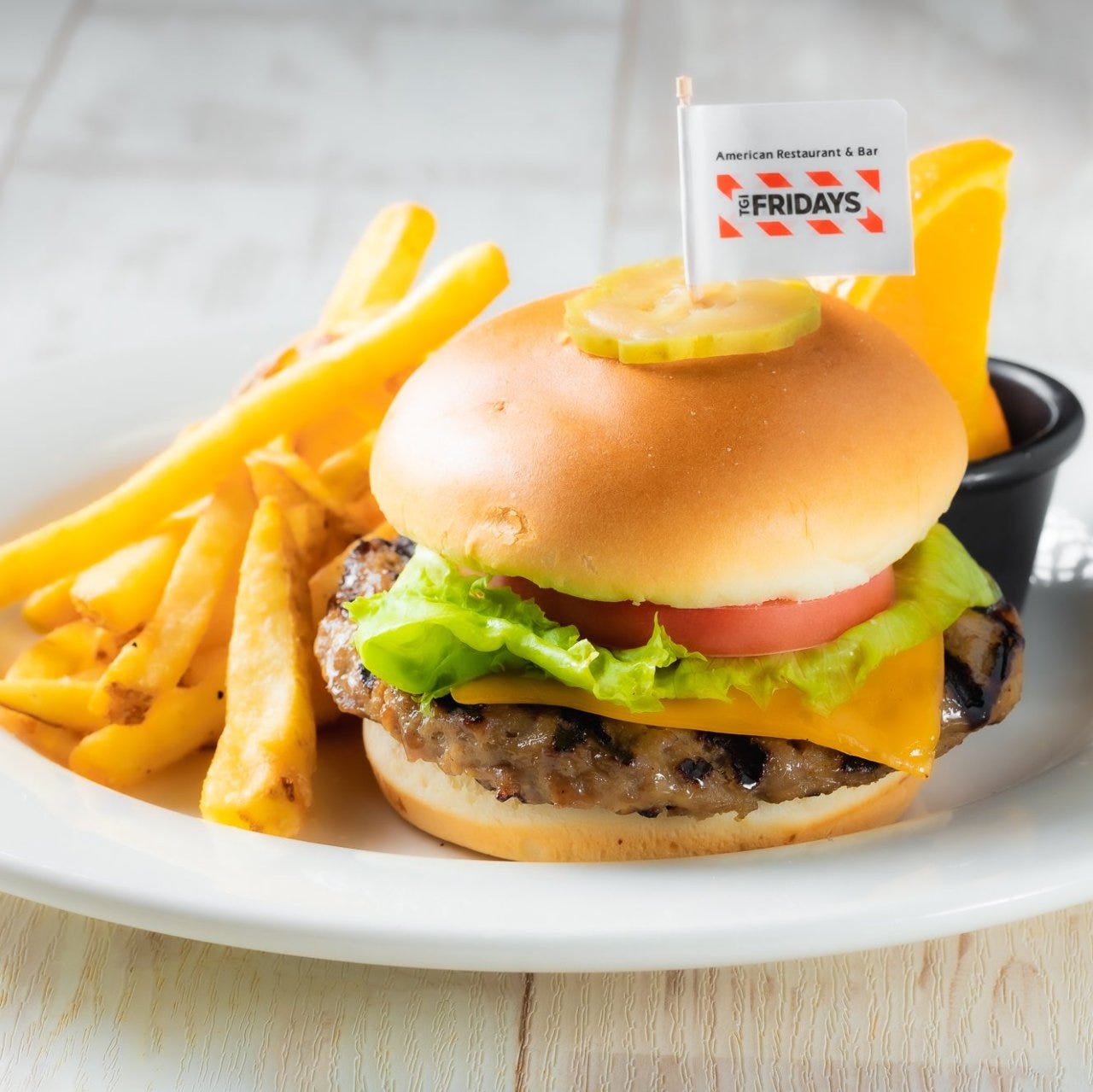 小さな子連れランチに重宝したい、フラッグピック付きのハンバーガーとフライドポテト