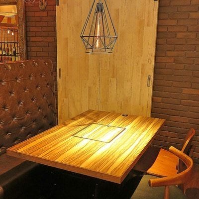 あたたかみのある照明に照らされた木のテーブルと椅子