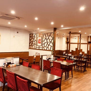 中華料理 栄華_広々とした明るい店内