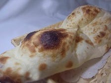 インドから取り寄せた土窯で焼きます