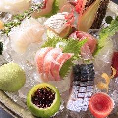 銀座 独楽_天然のビンビンの鮮魚が味わえる
「鮮魚五種盛り合わせ」
