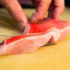 銀座 独楽_1枚1枚丁寧に切り分けます