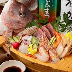 銀座 独楽_毎日、豊洲市場に行くのには「ワケ」があるんです。板前だからこそ、旬の食材・美味いものにこだわりたい。直接見て良い物だけを選んでいるから鮮魚に自信アリ！歓送迎会や記念日などには豪快な舟盛りで主役の方へサプライズの演出も！お刺身のグレードアップもご相談下さい♪