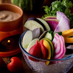 銀座 独楽_『安心・安全』なお野菜達をふんだんに盛り込んだ和風バーニャカウダ。味噌を使った自家製の温かいソースでお召し上がりください!!野菜ソムリエがおすすめする野菜は旬の野菜や、新顔野菜なども。本来の味わいと食感をぜひシンプルに味わってみてください。