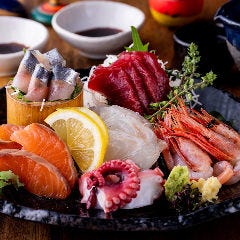 銀座 独楽_ふぐ調理師免許を持つ板長が目利きで厳選した生マグロ、中トロ、雲丹、鱧、金目鯛など自慢の鮮魚はお造りで。鮮度を落とさぬ繊細な包丁さばきで豪快に盛り付けていきます。さらに備長炭で炙りで、煮魚でと様々に七変化。味わいも見た目もさまざまに楽しんでいただけます。