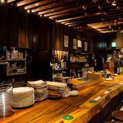 銀座 独楽_旬の食材が並ぶカウンター前の席は板前の躍動感や活気を感じる特等席でもあります。数えきれない程に独楽が飾られ、外国からのお客様のおもてなしにも好評。お気軽にお問い合わせを！
