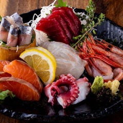 銀座 独楽_<朝獲れ鮮魚>
豊洲市場から直送で仕入れる鮮度抜群の魚介が自慢