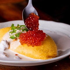 銀座 独楽_ウニソースのチーズオムレツ いくらのせ
