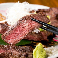 銀座 独楽_上質な肉を厳選。炙り牛タタキなどで。それぞれの素材はシンプルにまずは塩で召し上がってみてください。当店では沖縄の天然塩と北海道のなまら塩をブレンド。他にもわさび塩、土佐塩、燻製塩など日替わりでご用意しています。