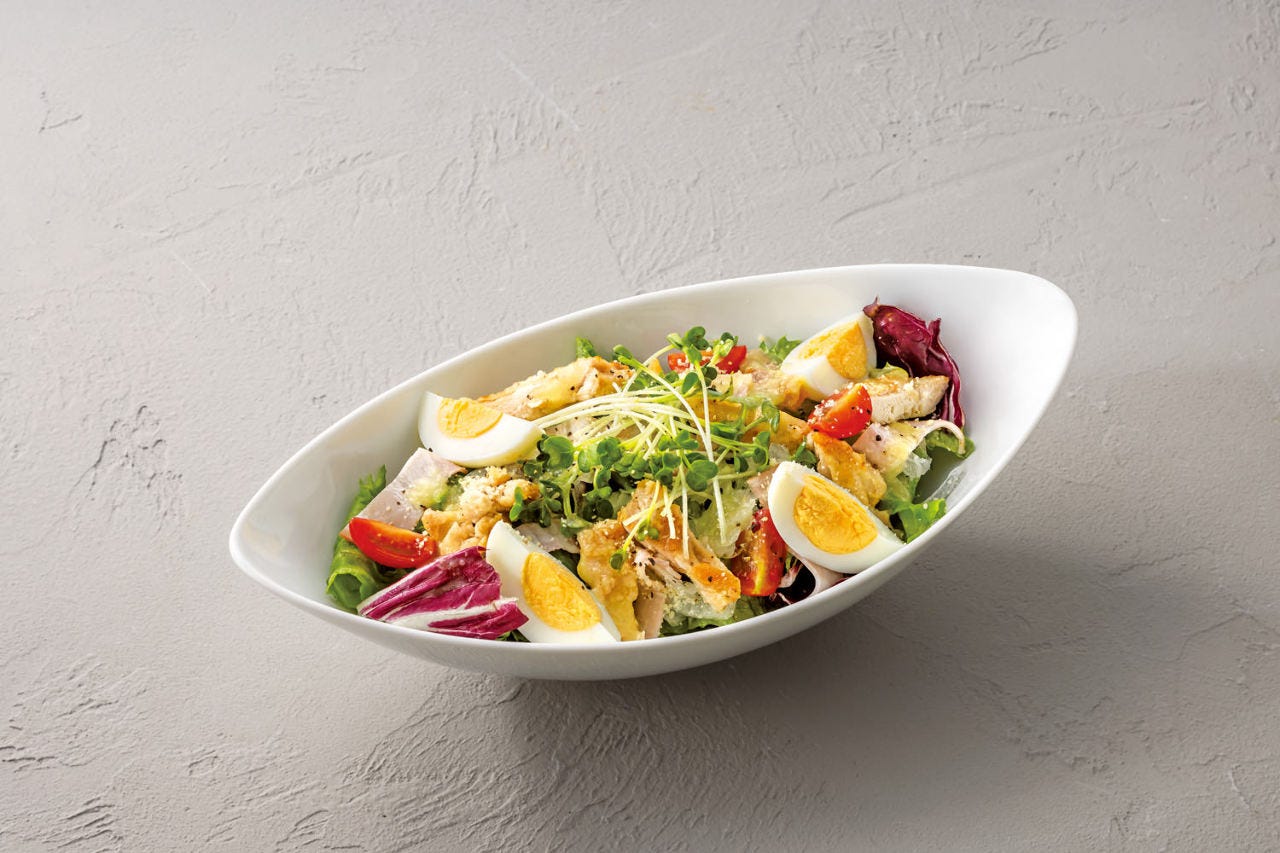 サラダにタマゴが添えられたバケット 港北東急SC店のグリルチキンの彩りサラダ