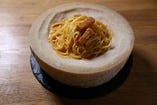 チーズの器で作る濃厚カルボナーラ
